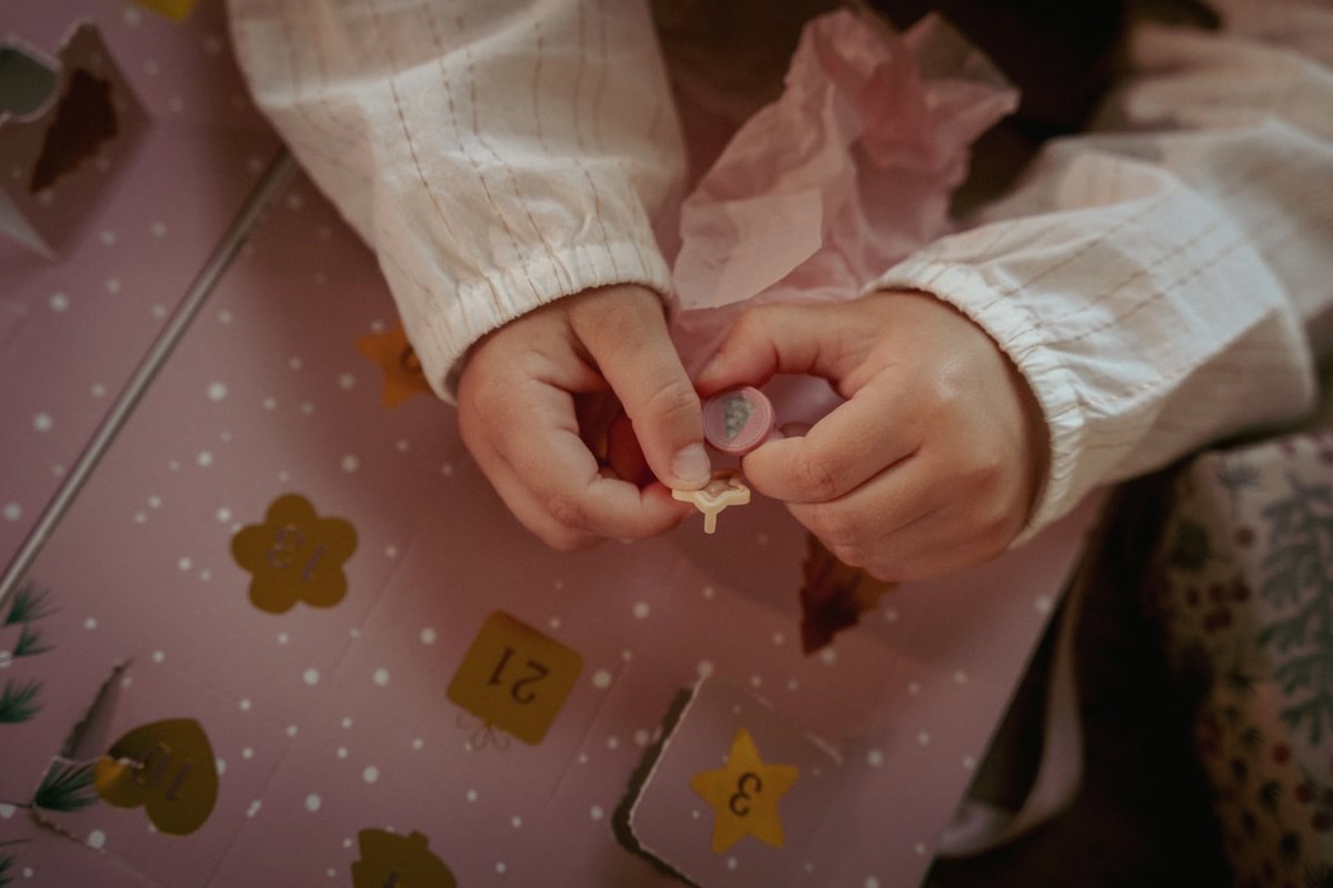 Ziemassvētku adventes kalendārs - piekariņu rokassprādzes, Christmas Advent Calendar with Bracelets, Little Dutch