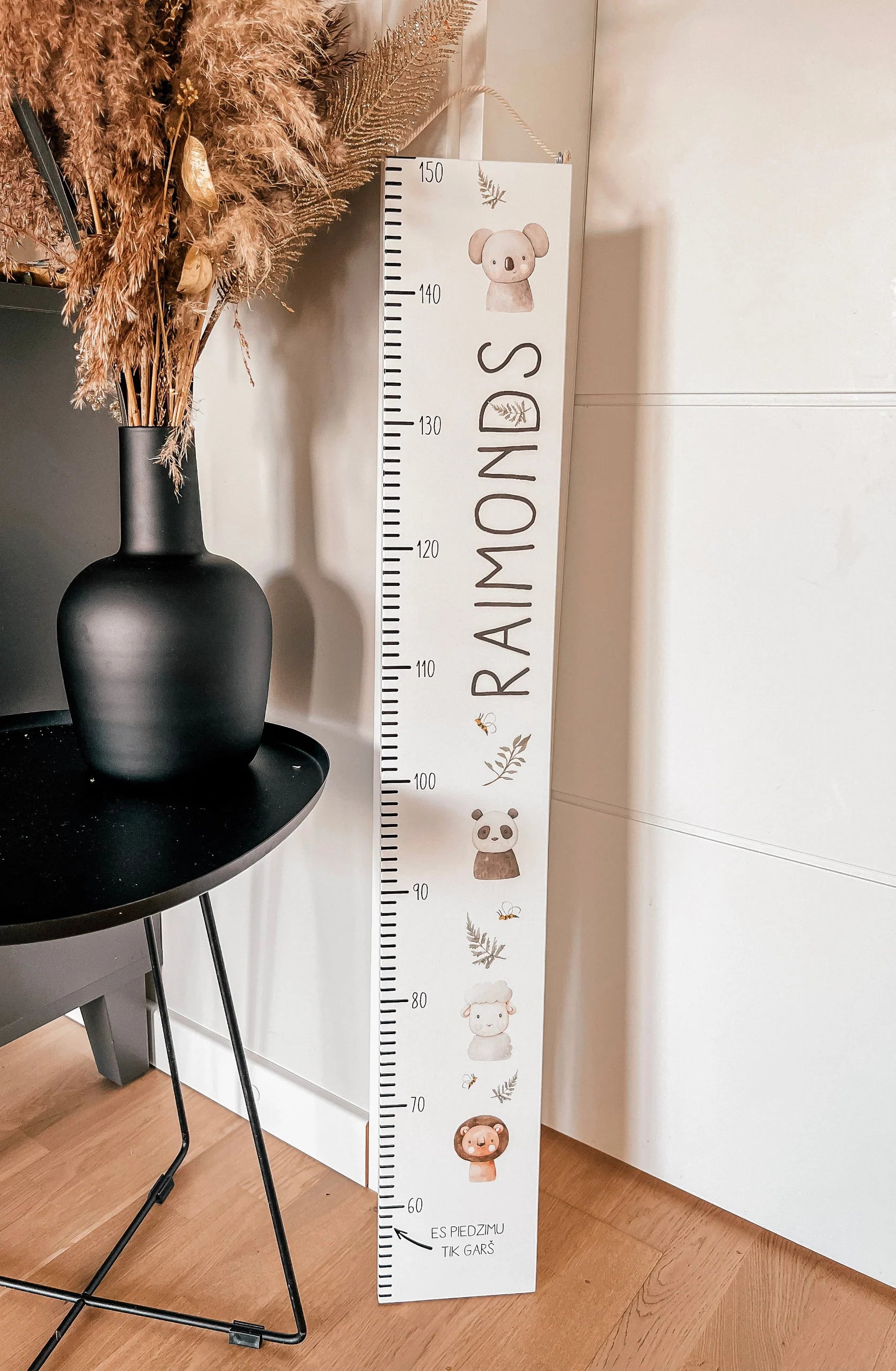 Zvēriņi - Personalizēts bērna auguma metramērs - krāsains, veco dēļu dekors