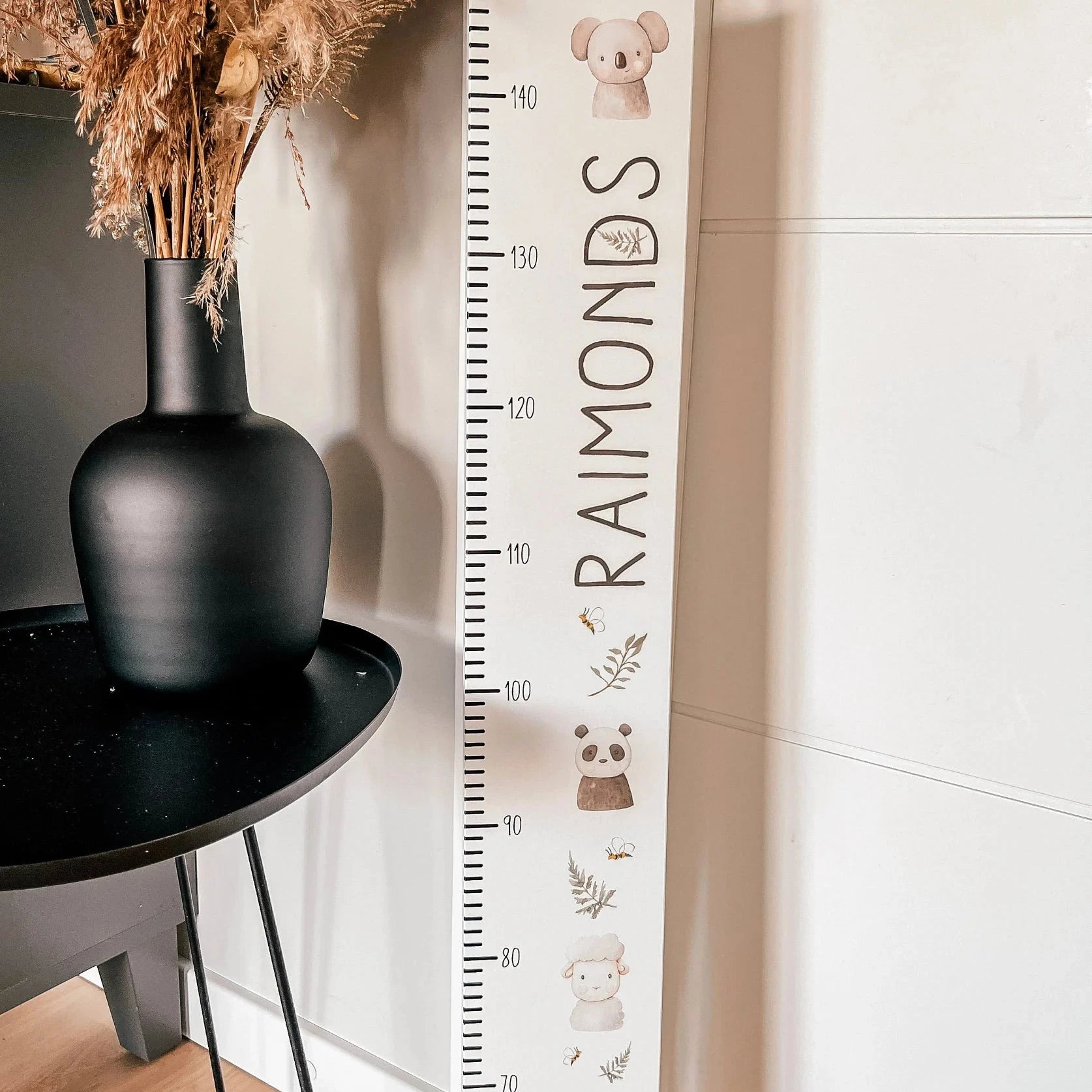 Zvēriņi - Personalizēts bērna auguma metramērs - krāsains, veco dēļu dekors
