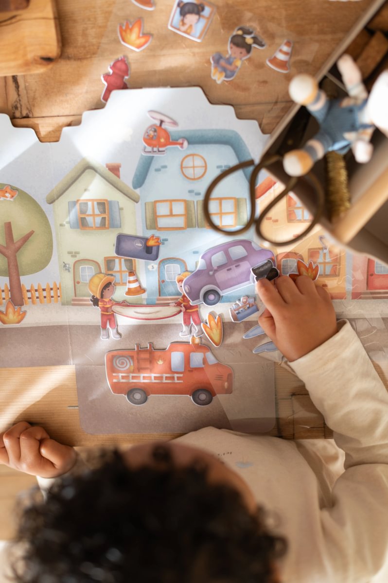 Uzlīmju aktivitāšu grāmata Jim & Friends, Reusable Sticker Story Booklet, Fire Station, Little Dutch, LD126794