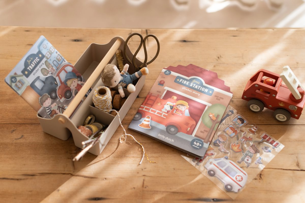 Uzlīmju aktivitāšu grāmata Jim & Friends, Reusable Sticker Story Booklet, Fire Station, Little Dutch, LD126794