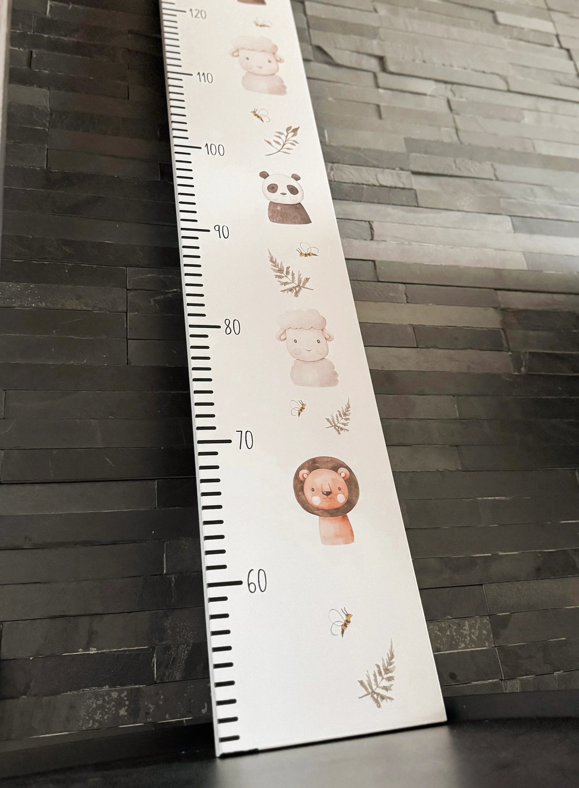 Dzīvnieciņi - Personalizēts koka auguma metramērs bērnam, Veco dēļu dekors