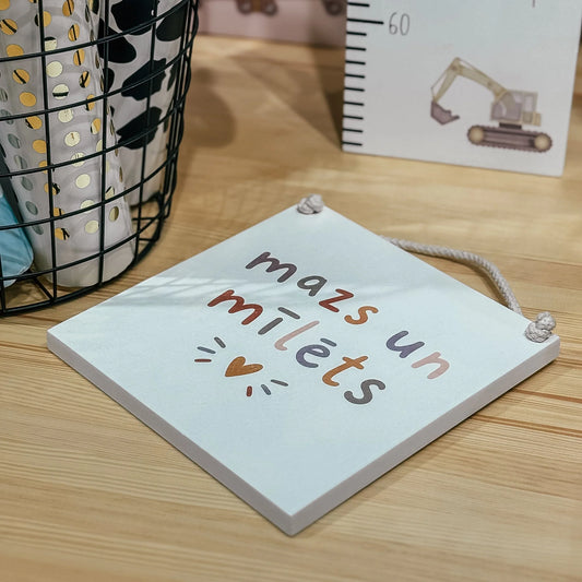 Bērnistabas koka dekors "Mazs un mīlēts"