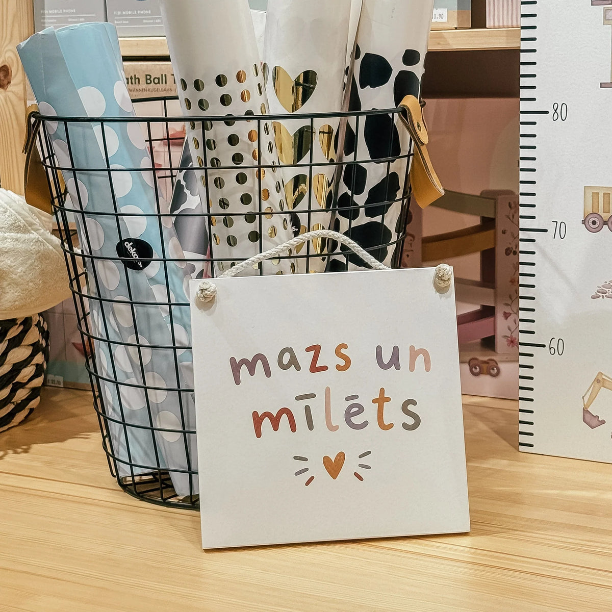 Bērnistabas koka dekors "Mazs un mīlēts"
