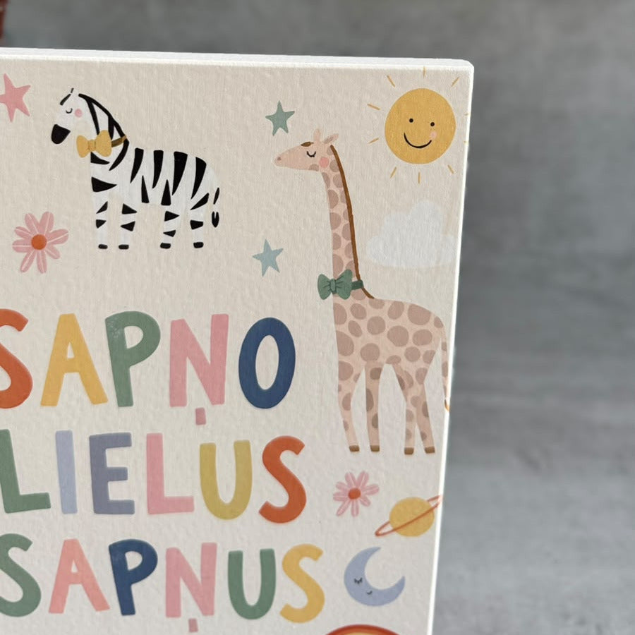 Bērnistabas koka dekors "Sapņo lielus sapņus " ar zvēriņiem, Veco Dēļu Dekors
