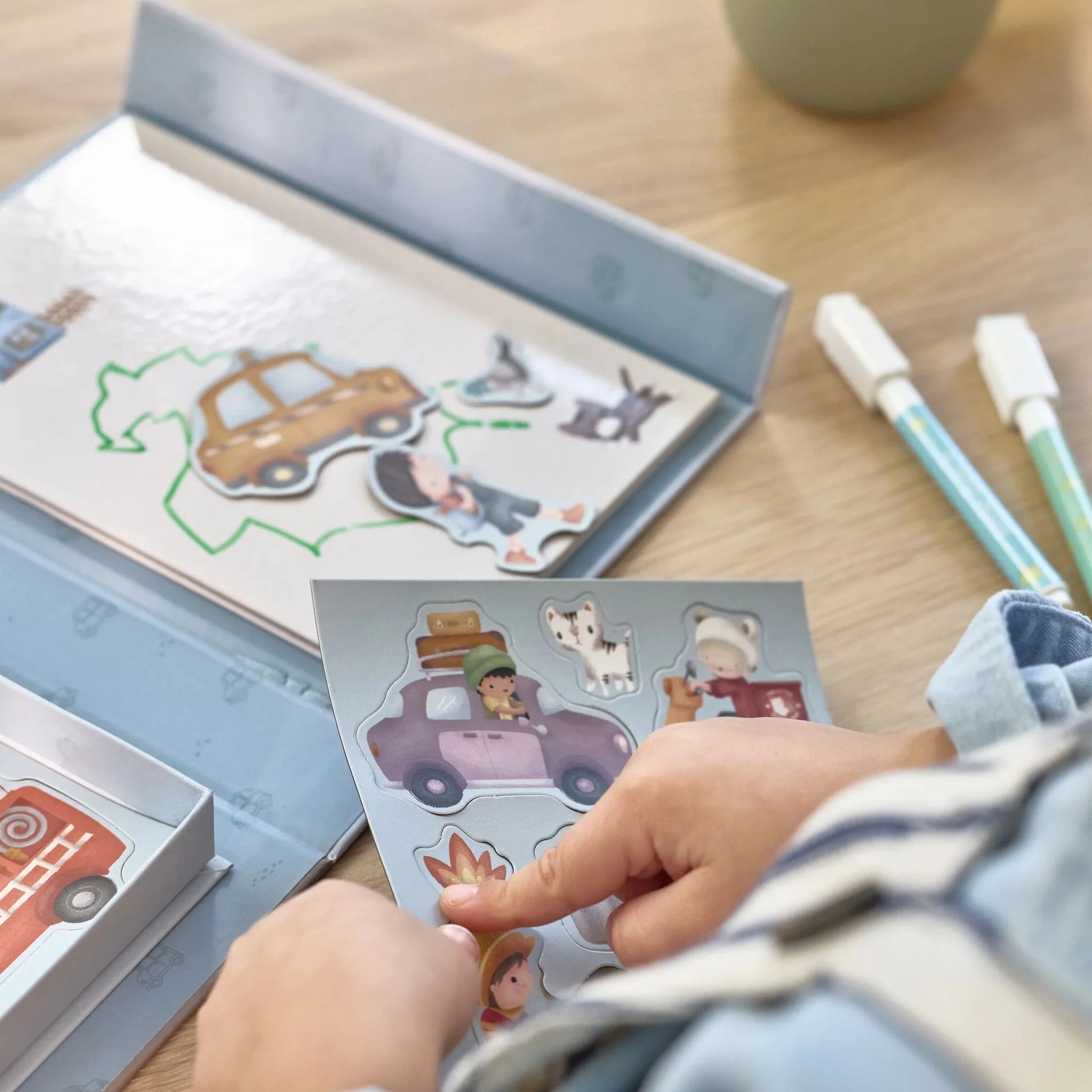 Radošais magnētu un zīmēšanas komplekts Magnet & Draw Set, Jim & Vehicles, Little Dutch, Artikuls: BT126895