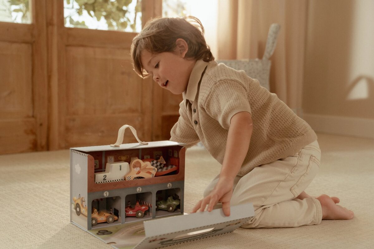 Rotaļu čemodāns ar auto sacīkšu trasi, Play Case with Racetrack, Little Dutch, ld2524