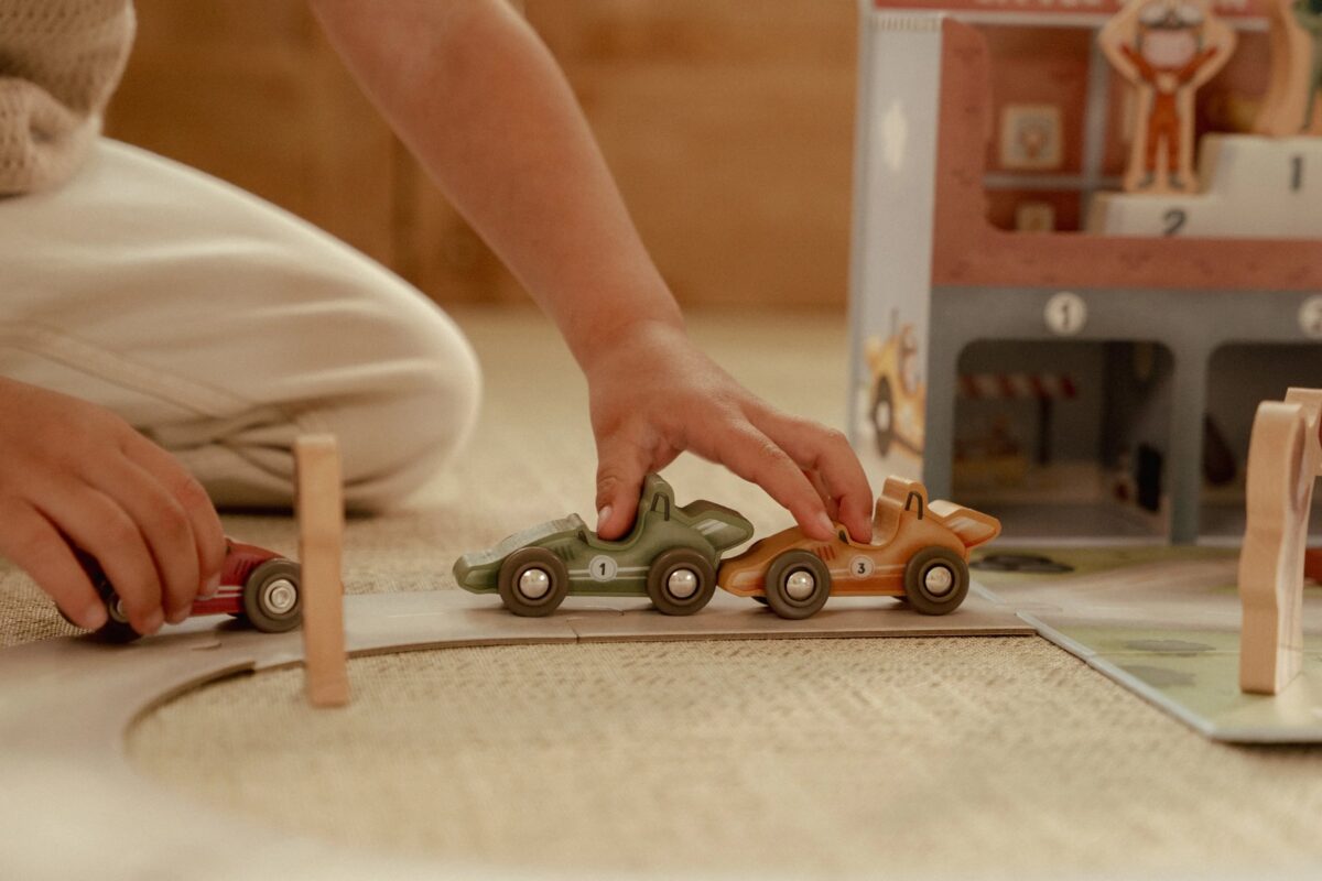 Rotaļu čemodāns ar auto sacīkšu trasi, Play Case with Racetrack, Little Dutch, ld2524