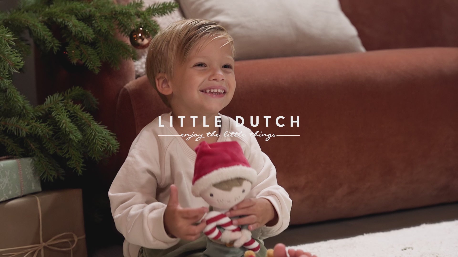 Video - Ziemassvētku lelle Jim - dāvanu kastē, Christmas Cuddle Doll, Little Dutch, LD4539