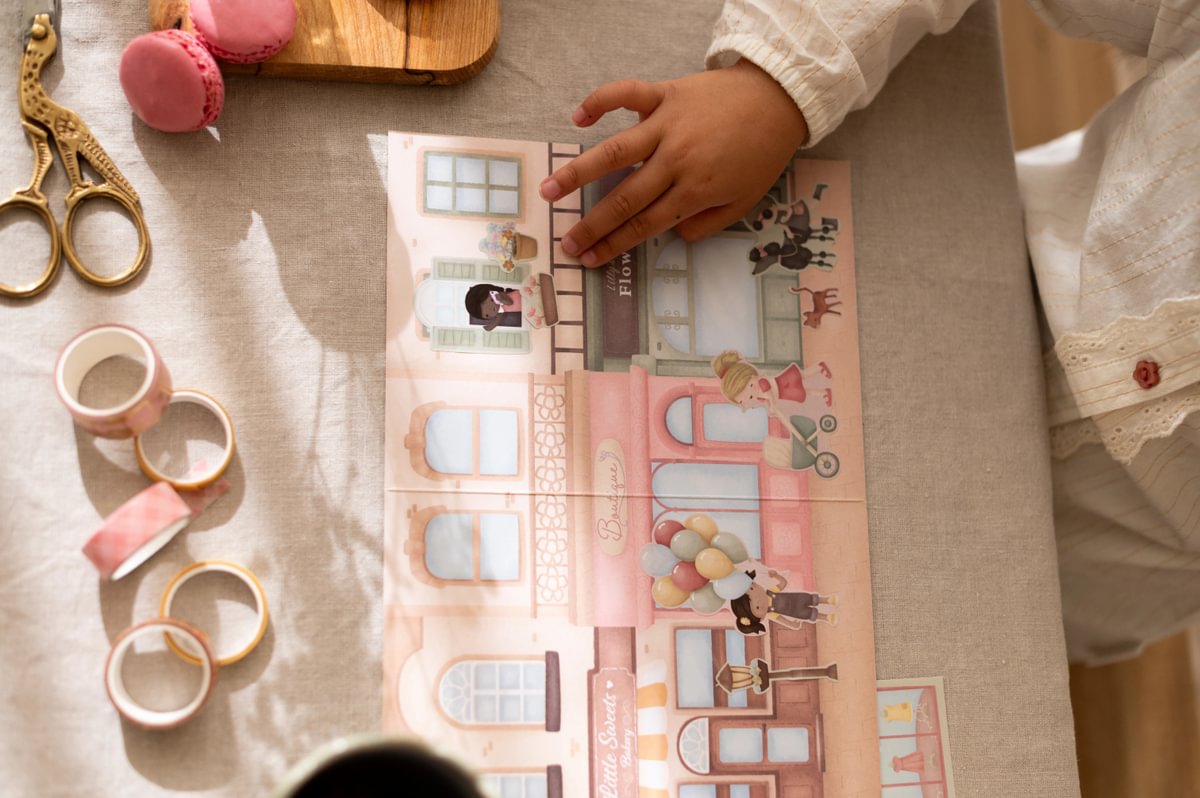 Uzlīmju aktivitāšu grāmata Sticker Story Booklet Rosa's Shopping, Little Dutch, LD126763