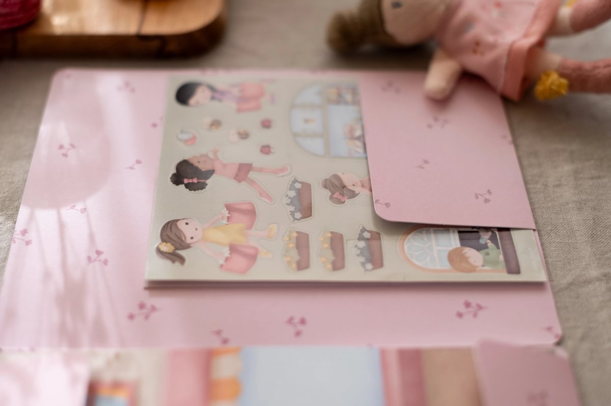 Uzlīmju aktivitāšu grāmata Sticker Story Booklet Rosa's Shopping, Little Dutch, LD126763