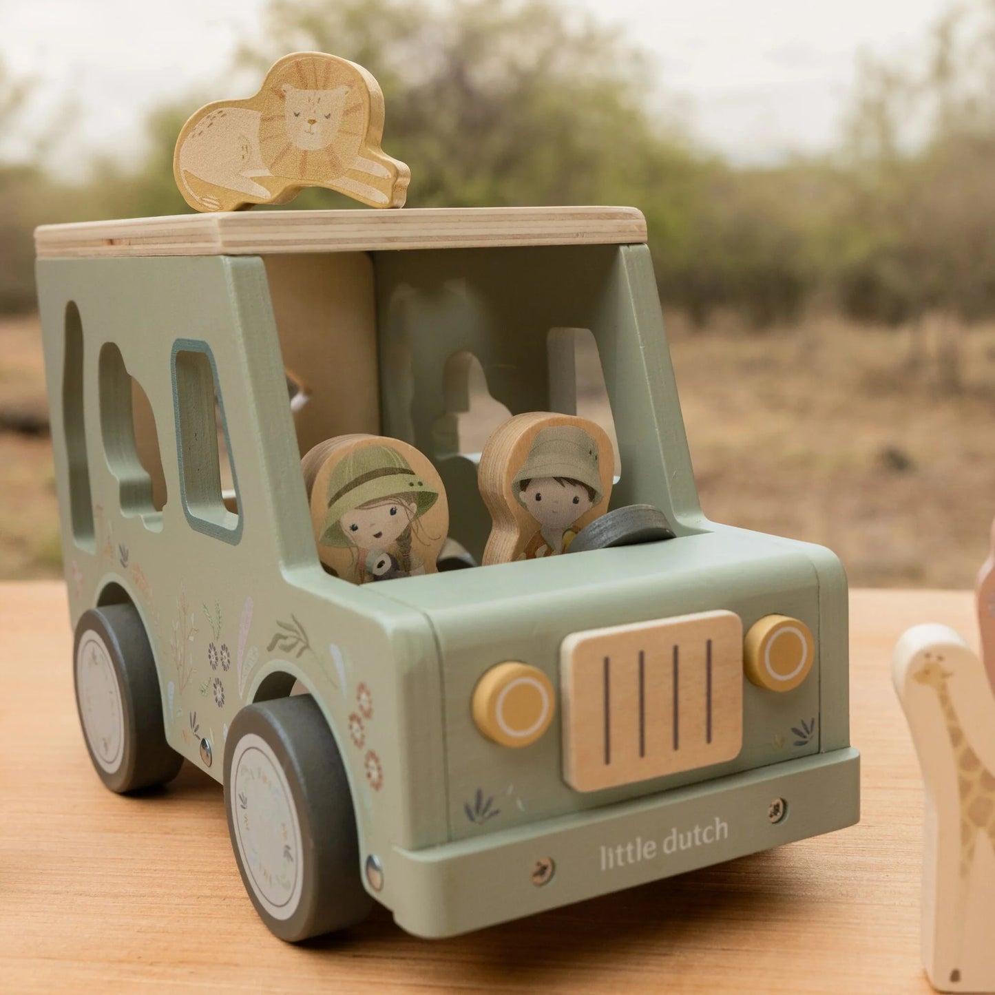 Koka formiņu šķirotājs Safari Auto, Safari Friends Shape Sorter, Little Dutch, LD7447