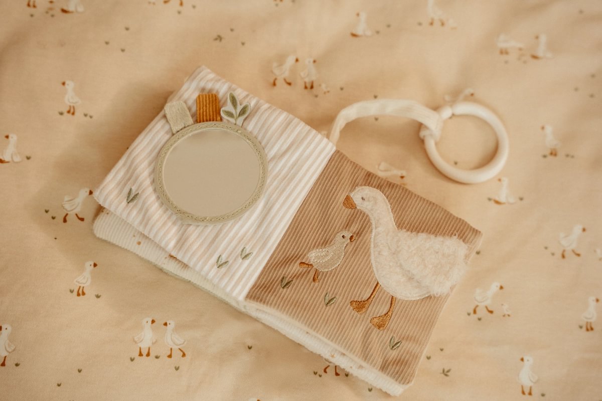 Mīkstā grāmata Newborn Naturals, Soft activity Booklet, Little Dutch