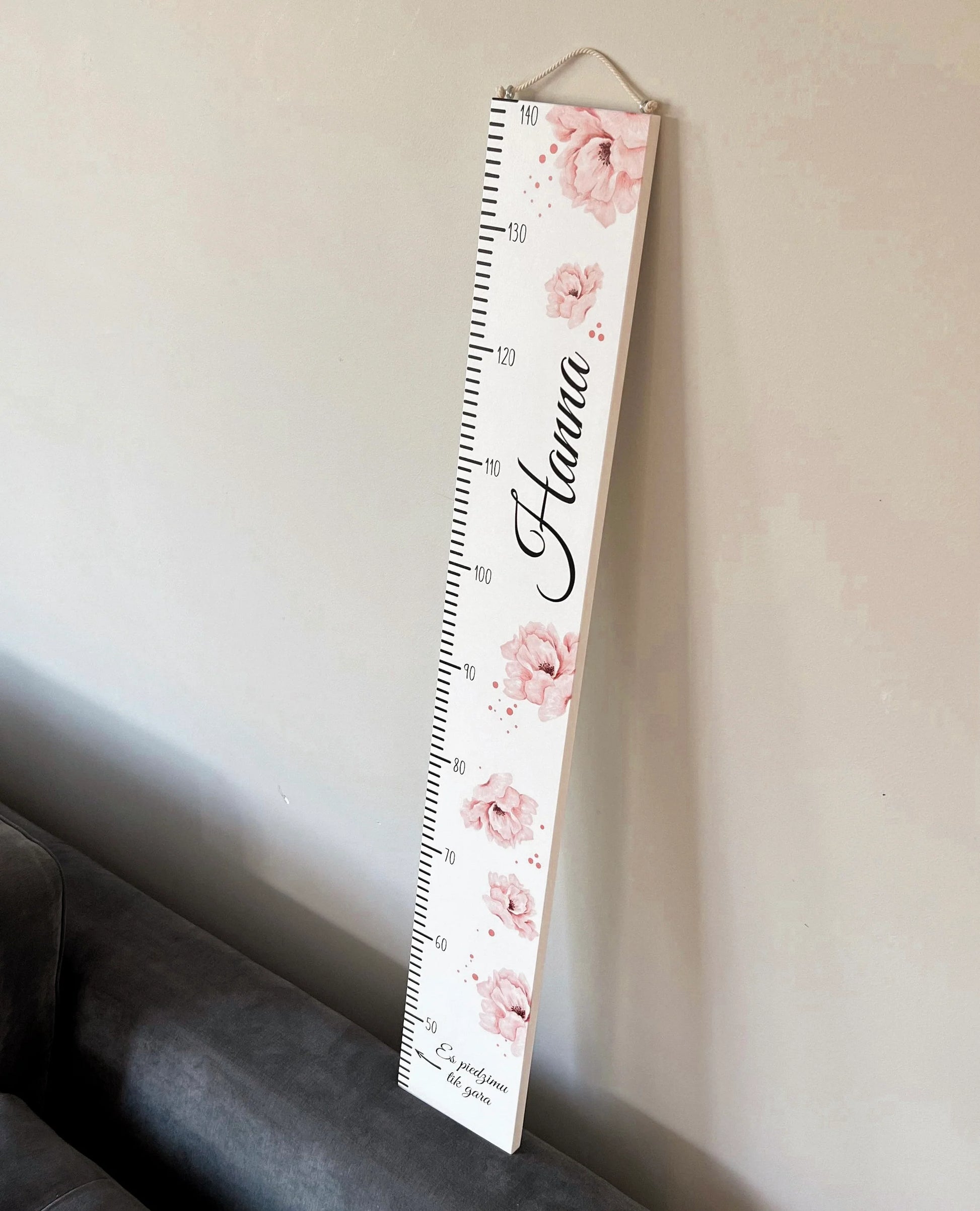 Ziedi - Personalizēts koka auguma metramērs - krāsains, veco dēļu dekors