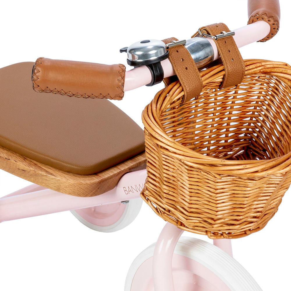 Groziņš, zvaniņš, ādas rokturi un ozolkoka sols - Banwood Pink Trike trīsritenis ar pītu groziņu, rozā