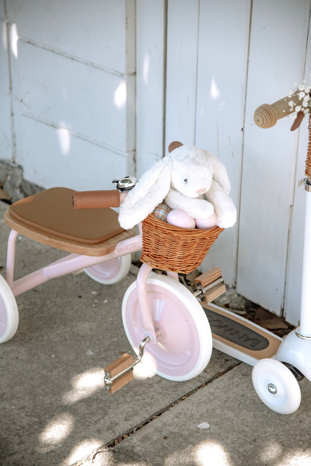 Banwood Pink Trike trīsritenis ar pītu groziņu, rozā