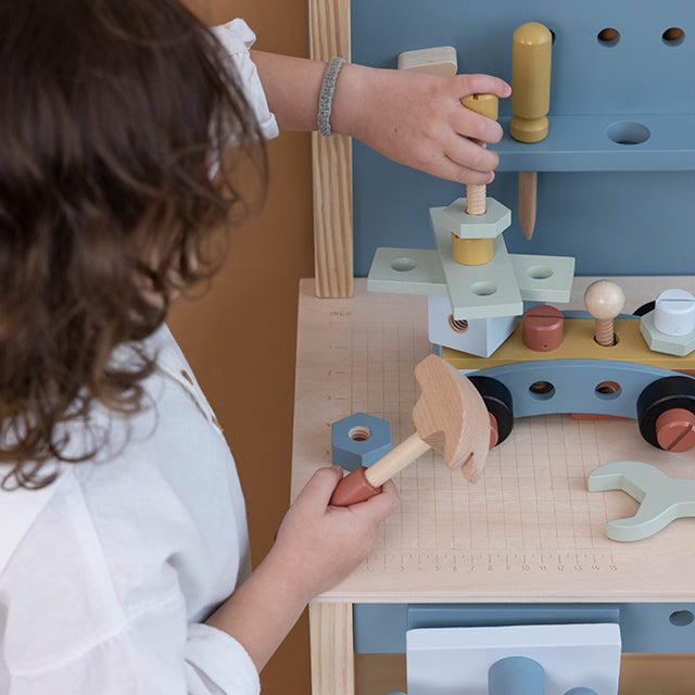 Zēns spēlējas ar bērnu darba rīku galdu ar instrumentiem Little Dutch 7079 Children's Workbench