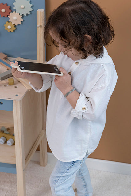 Zēns spēlējas ar bērnu darba rīku galdu ar instrumentiem Little Dutch 7079 Children's Workbench