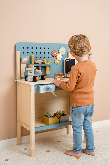 Zēns spēlējas ar bērnu darba rīku galdu ar instrumentiem Little Dutch 7079 Children's Workbench