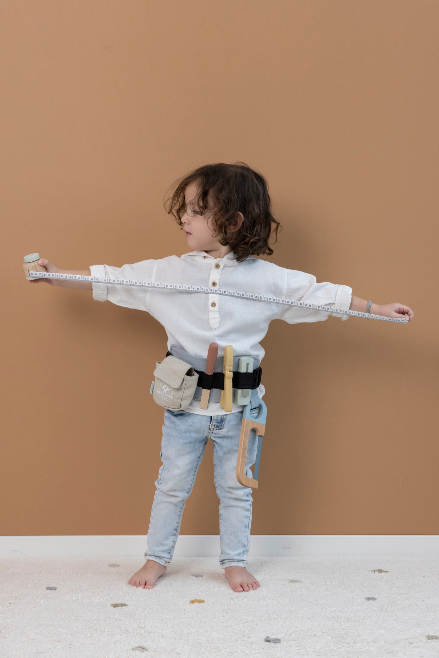 Zēns spēlējas ar Instrumentu jostas komplektu, Little Dutch Toolbelt, 7090