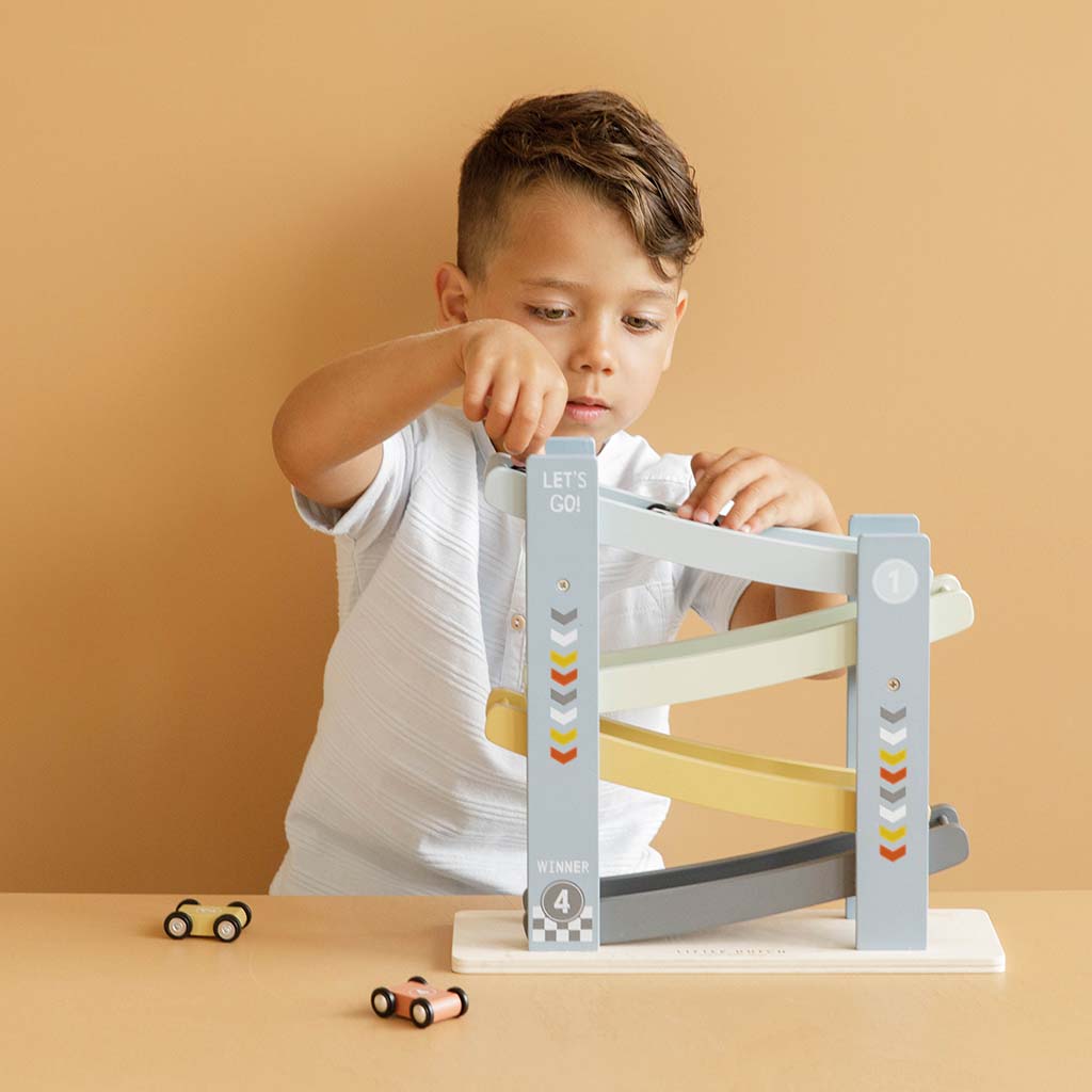Zēns rotaļājas ar koka mašīnu trasi - zila, Little Dutch Ramp Racer blue, 7008