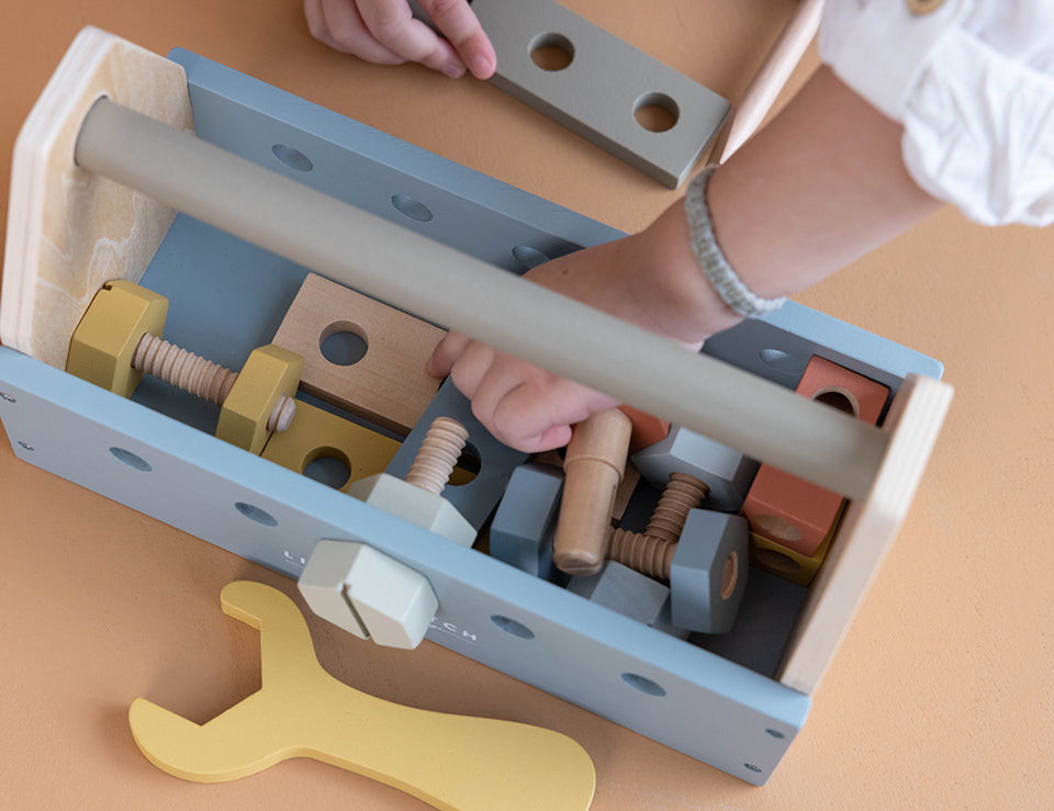 Zēns rotaļājas ar koka rotaļu instrumentu kasti, Little Dutch, Toolbox 7078