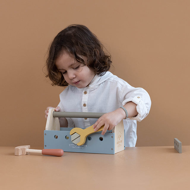Zēns rotaļājas ar koka rotaļu instrumentu kasti, Little Dutch, Toolbox 7078