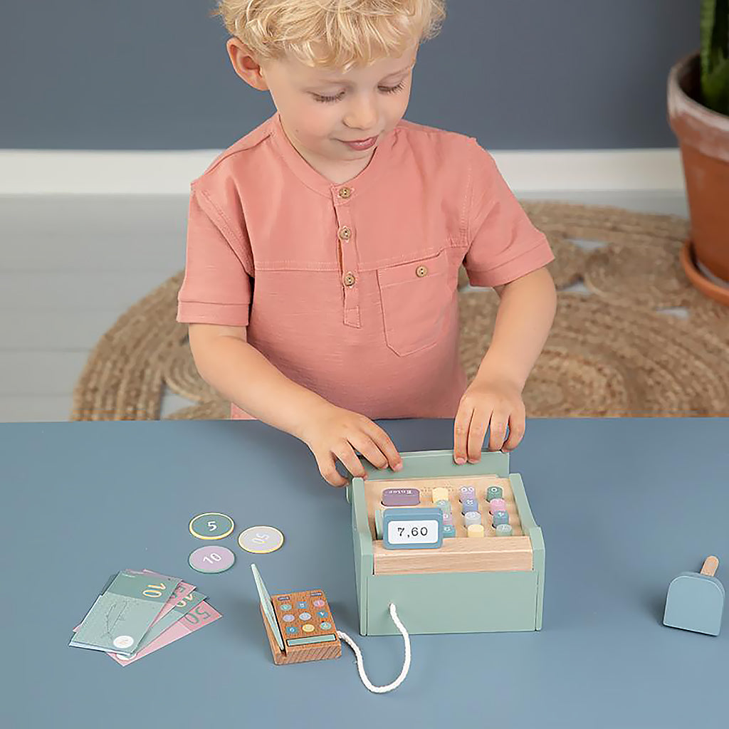 Zēns un rotaļu koka kases aparāts, Little Dutch, Cash register, 7082