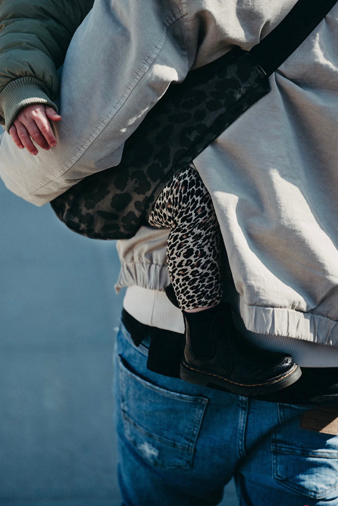 Bērna nešanas soma / josta Wildride Toddler Carrier Print Grey Leopard, www.rocketbaby.lv