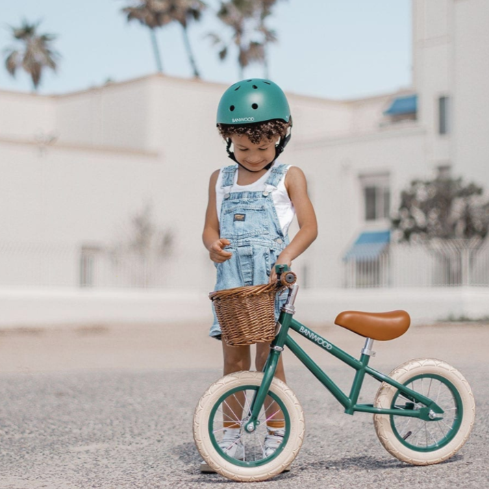 Zēns brauc ar Banwood skrejriteni, First Go Balance bike, green, zaļš