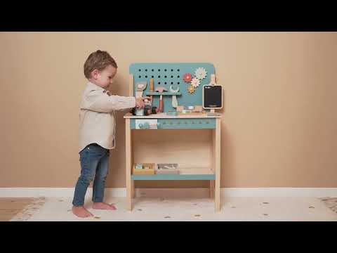 Video kā zēns spēlējas ar bērnu darba rīku galdu ar instrumentiem Little Dutch 7079 Children's Workbench